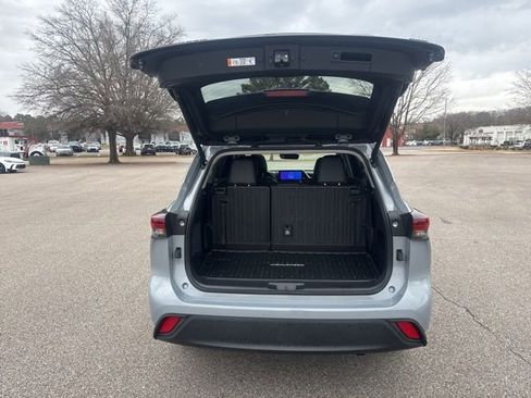 Used 2025 Toyota Highlander XLE image 25