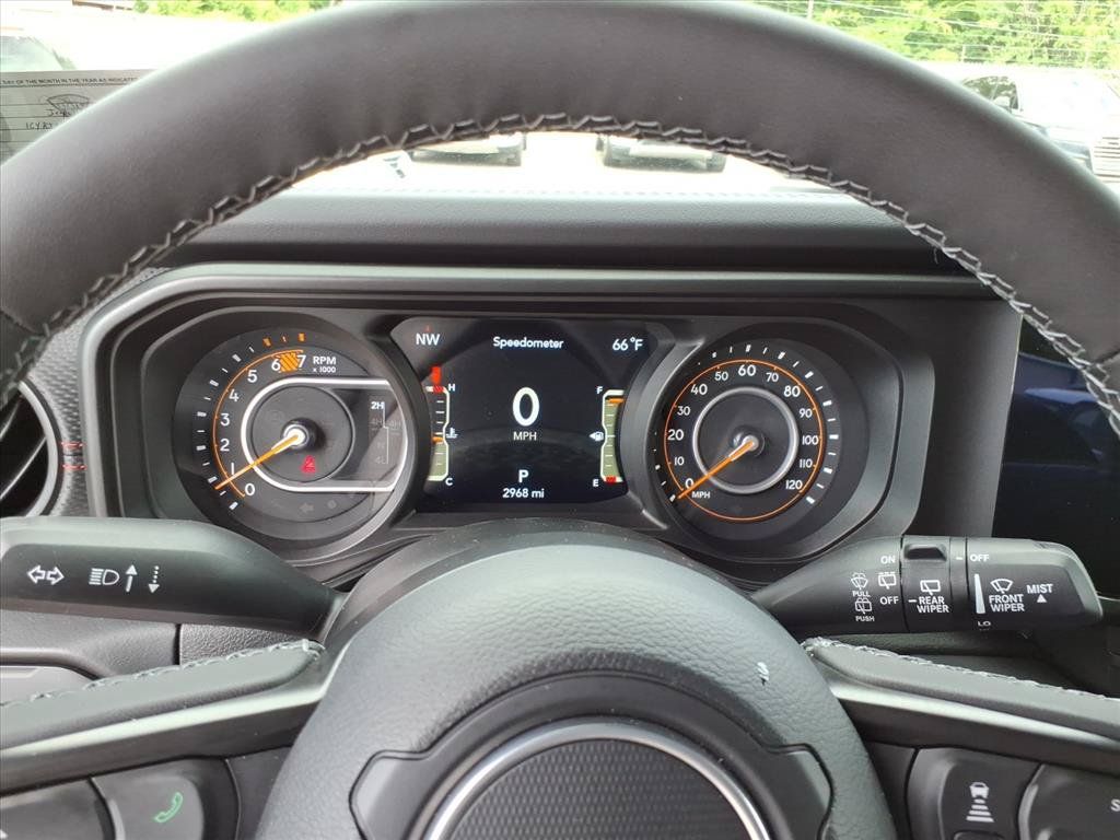 Used 2025 Jeep Wrangler Unlimited Rubicon AWD/4WD image 17