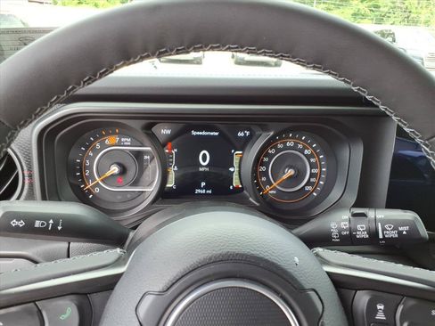Used 2025 Jeep Wrangler Unlimited Rubicon AWD/4WD image 17