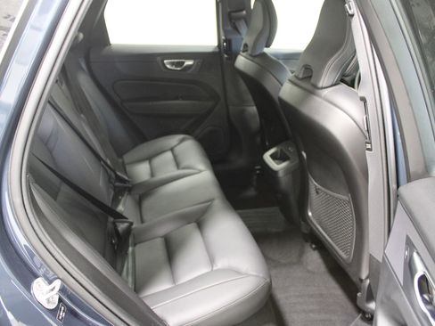 Used 2023 Volvo XC60 B5 Plus image 23