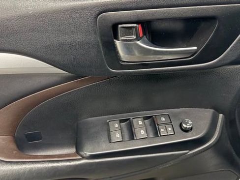 Used 2019 Toyota Highlander XLE FWD image 15