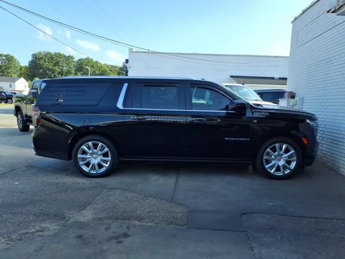 Used 2024 Chevrolet Suburban High Country AWD/4WD image 2