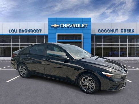 Used 2024 Hyundai Elantra SEL FWD image 2
