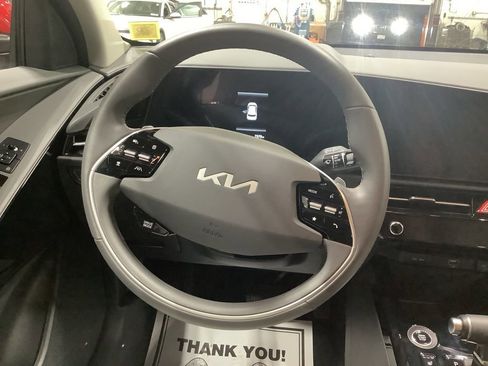 Certified 2025 Kia Niro EX FWD image 8