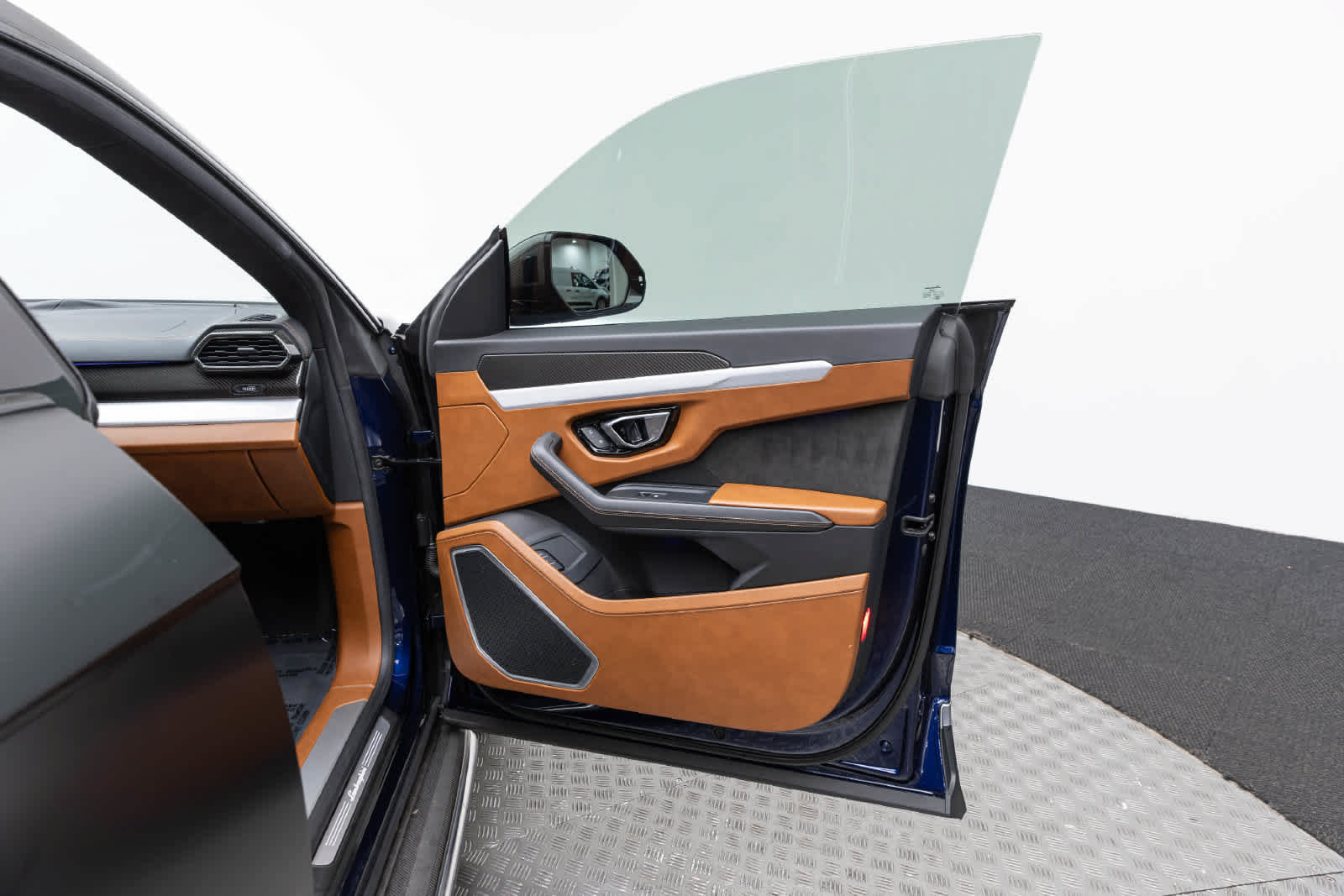 Used 2021 Lamborghini Urus AWD/4WD image 43