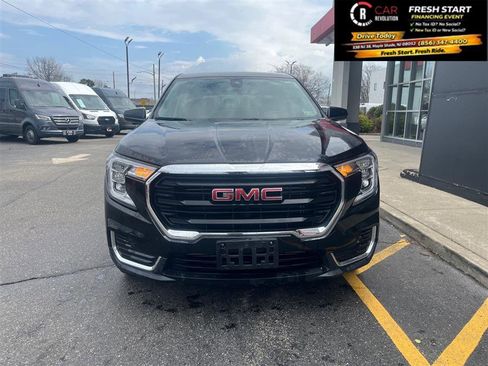 Used 2024 GMC Terrain SLE image 2