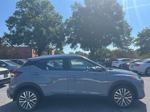 Used 2021 Nissan Kicks SV FWD image 12
