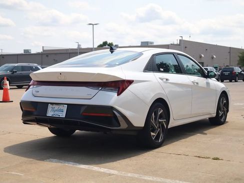 Certified 2025 Hyundai Elantra Limited FWD image 5