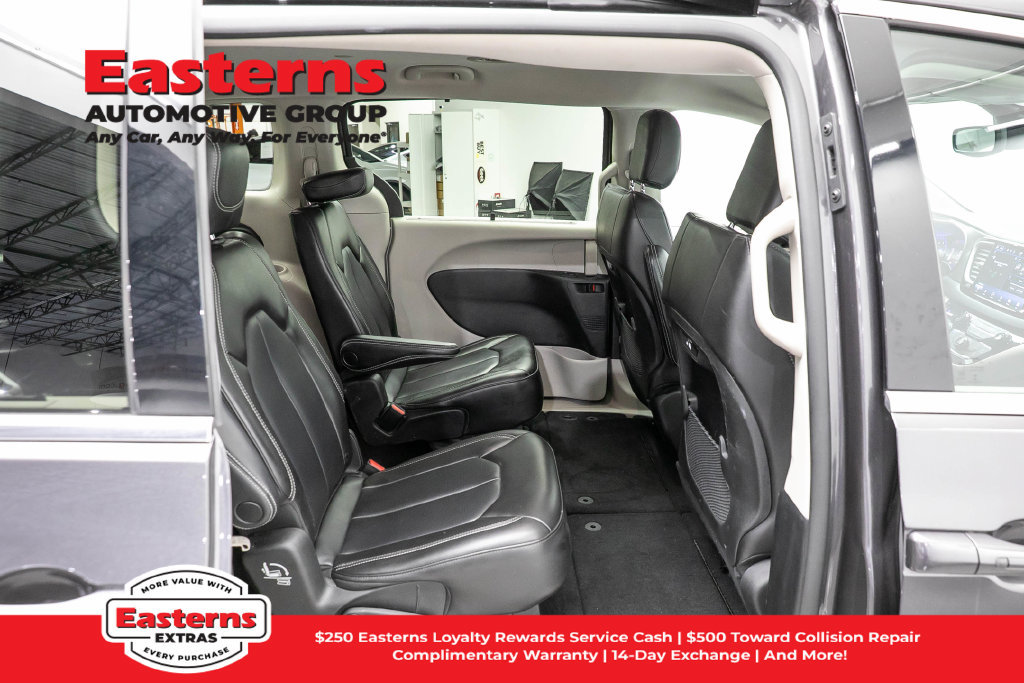 Used 2023 Chrysler Pacifica Touring-L FWD image 25