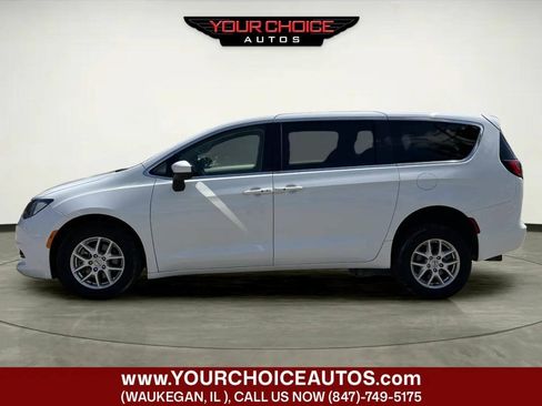 Used 2022 Chrysler Voyager LX FWD image 3