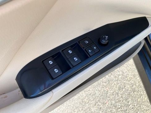 Used 2018 Toyota Camry LE w/ Convenience Package FWD image 16