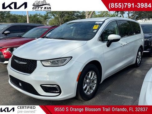 Used 2023 Chrysler Pacifica Touring-L FWD image 1