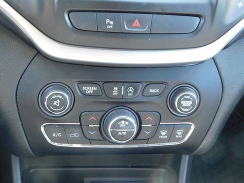 Used 2017 Jeep Cherokee Trailhawk AWD/4WD image 16