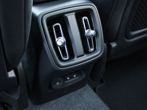 Used 2025 Volvo XC40 B5 Plus image 34