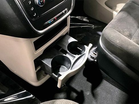 Used 2017 Dodge Grand Caravan SE w/ UConnect Hands-Free Group image 18