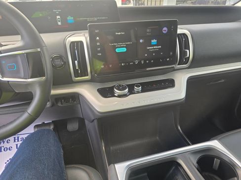 Used 2025 Ford Expedition Active RWD image 10