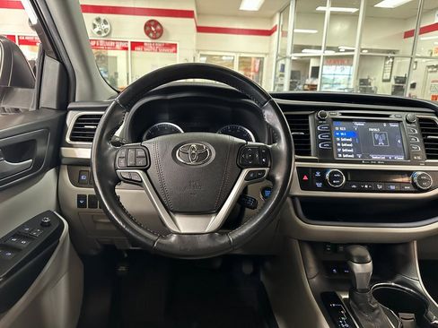 Used 2019 Toyota Highlander XLE image 16