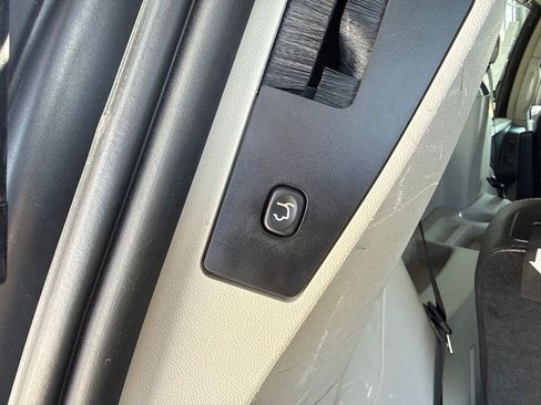 Used 2016 Chrysler Town & Country Touring-L FWD image 5