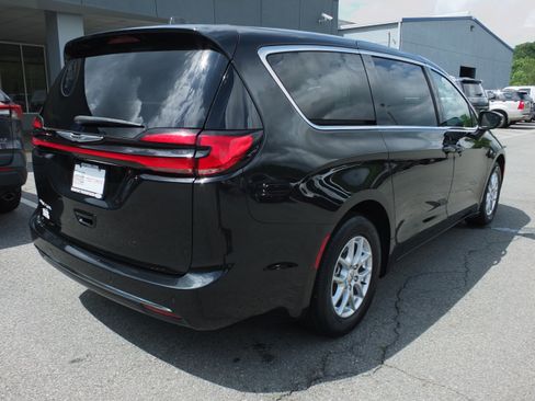 Used 2023 Chrysler Pacifica Touring-L FWD image 3