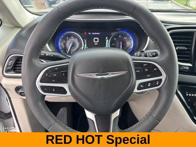 Used 2023 Chrysler Pacifica Touring-L FWD image 15