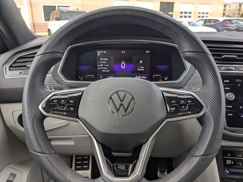 Used 2022 Volkswagen Tiguan SE R-Line AWD/4WD image 17