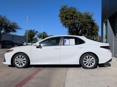 Used 2022 Toyota Camry LE image 7