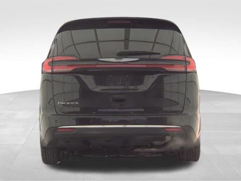 Used 2025 Chrysler Pacifica Select image 8