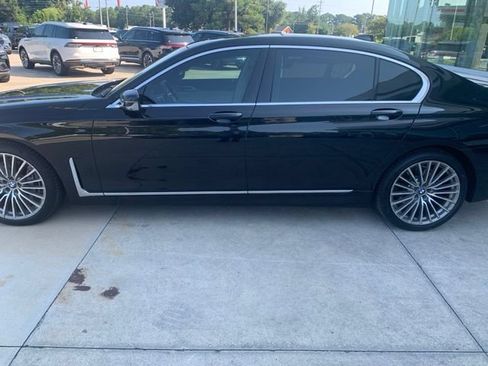 Used 2020 BMW 740i w/ Premium Package RWD image 2