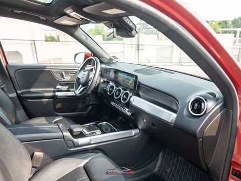 Used 2020 Mercedes-Benz GLB 250 4MATIC w/ Premium Package image 15