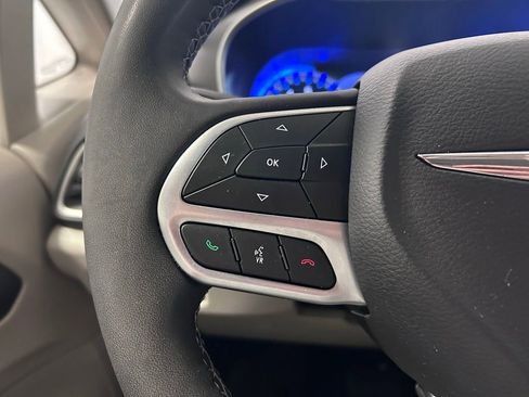 Used 2023 Chrysler Pacifica Touring-L FWD image 10