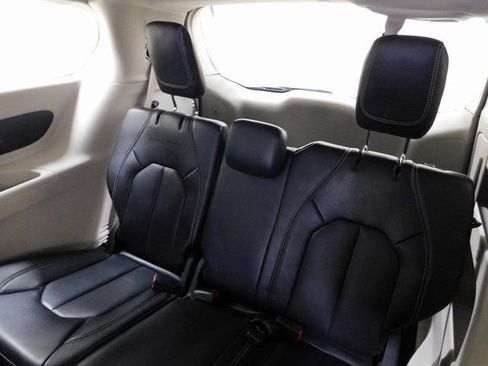 Used 2023 Chrysler Pacifica Touring-L image 11