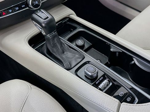 Used 2020 Volvo XC90 T5 Momentum image 25