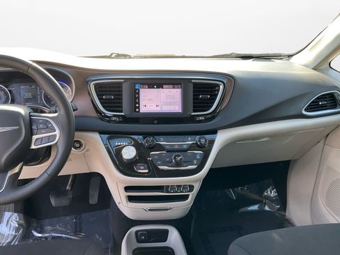 Used 2022 Chrysler Voyager LX image 11