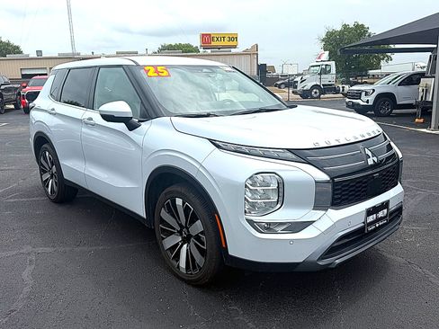 Used 2025 Mitsubishi Outlander SE FWD image 2
