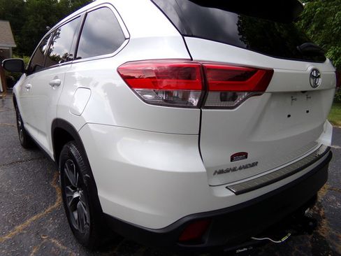 Used 2019 Toyota Highlander LE AWD/4WD image 8