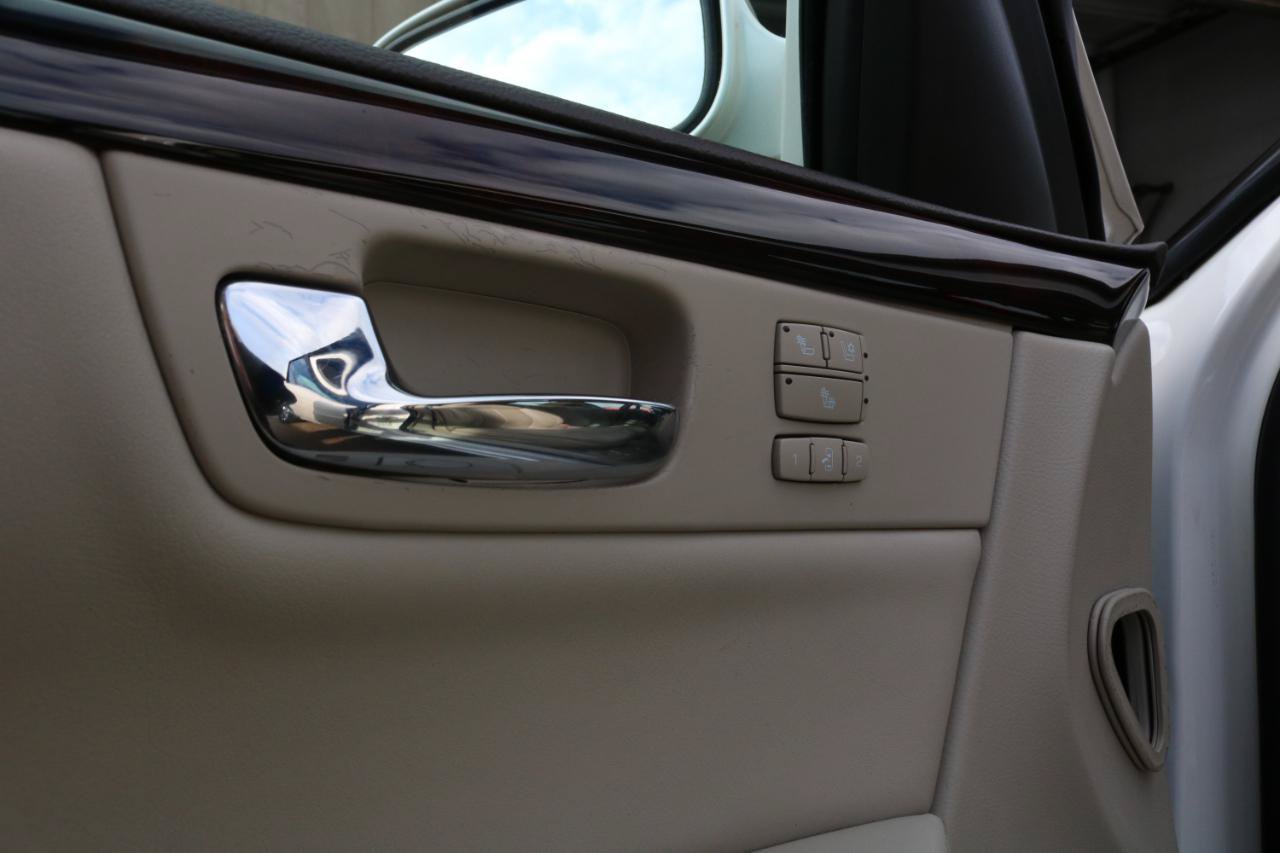 Used 2009 Cadillac DTS w/ Sun And Sound Package FWD image 19