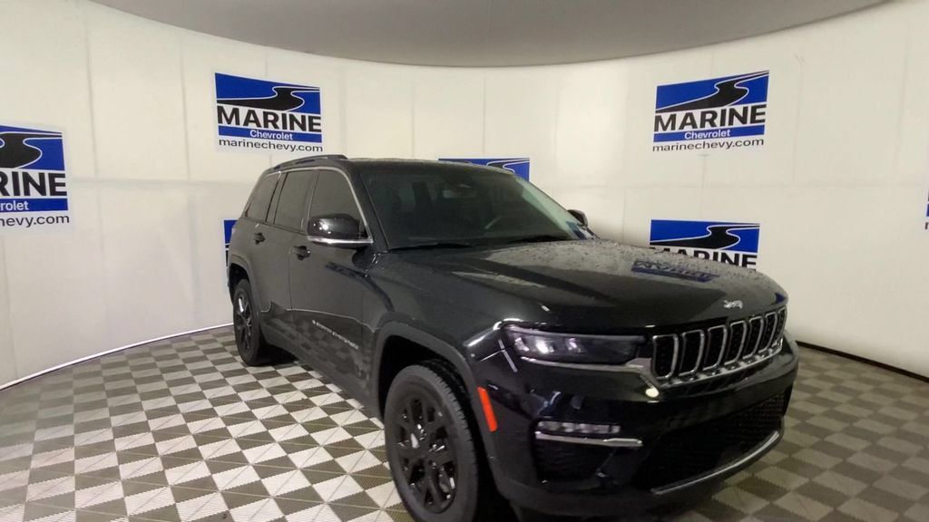 Used 2024 Jeep Grand Cherokee Limited RWD image 4