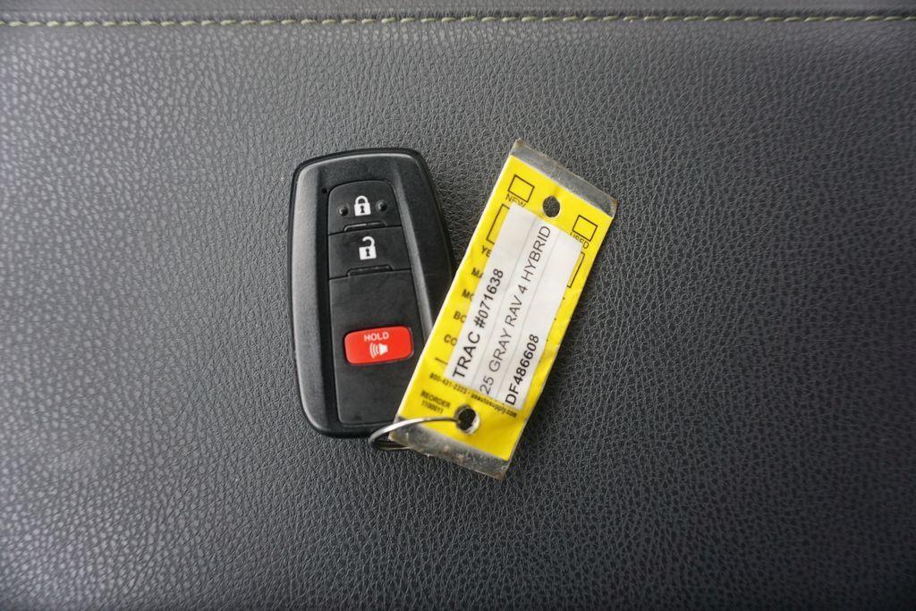 Used 2025 Toyota RAV4 XLE AWD/4WD image 29
