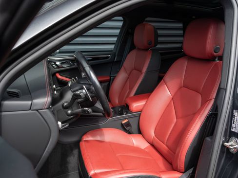 Certified 2023 Porsche Macan AWD/4WD image 5