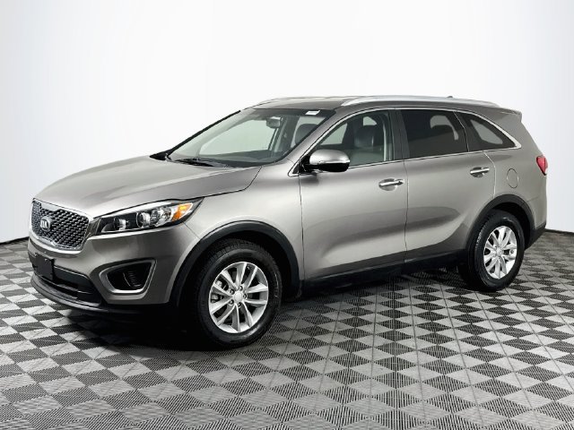Used 2017 Kia Sorento FWD image 4