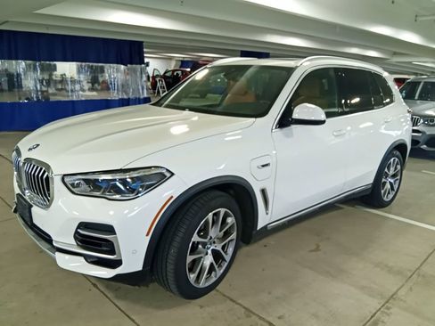 Used 2023 BMW X5 xDrive45e w/ Executive Package AWD/4WD image 2