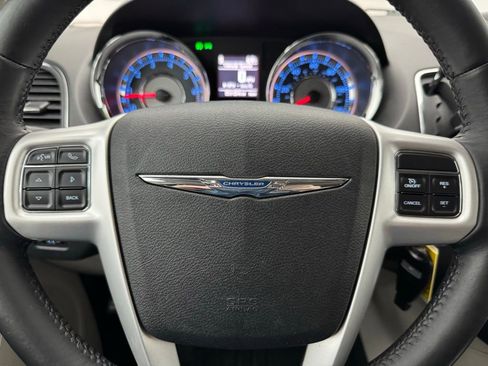 Used 2014 Chrysler Town & Country Touring image 20