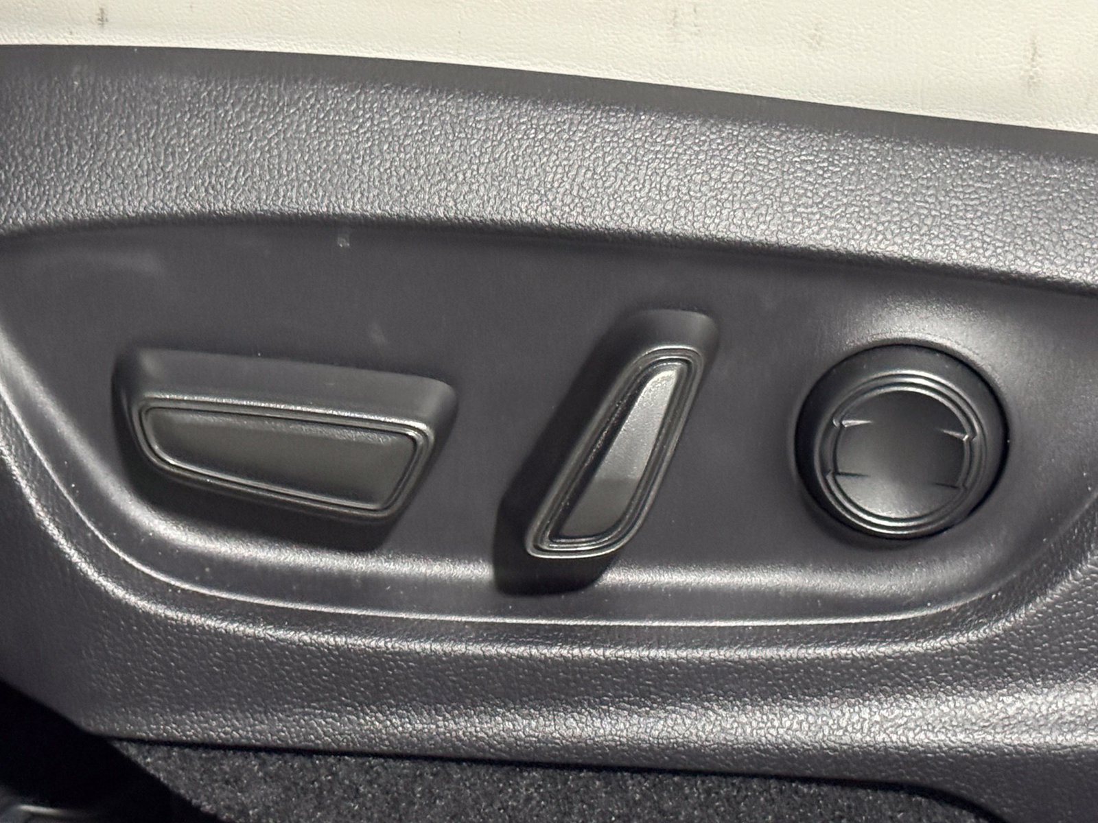 Used 2025 Toyota Prius XLE AWD/4WD image 16