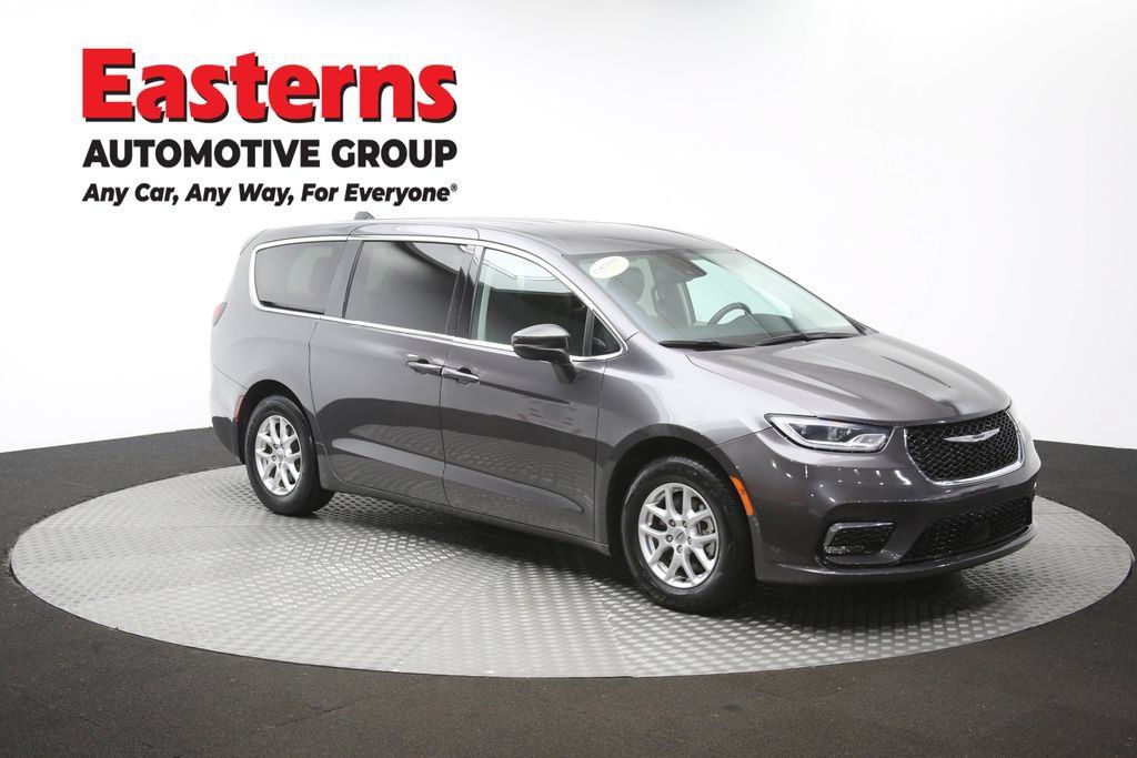 Used 2023 Chrysler Pacifica Touring-L FWD image 50