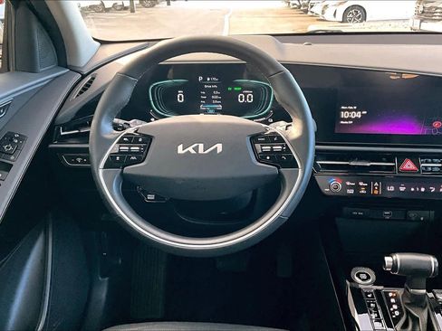 Used 2023 Kia Niro SX image 6