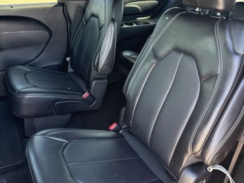 Used 2025 Chrysler Pacifica Select FWD image 17