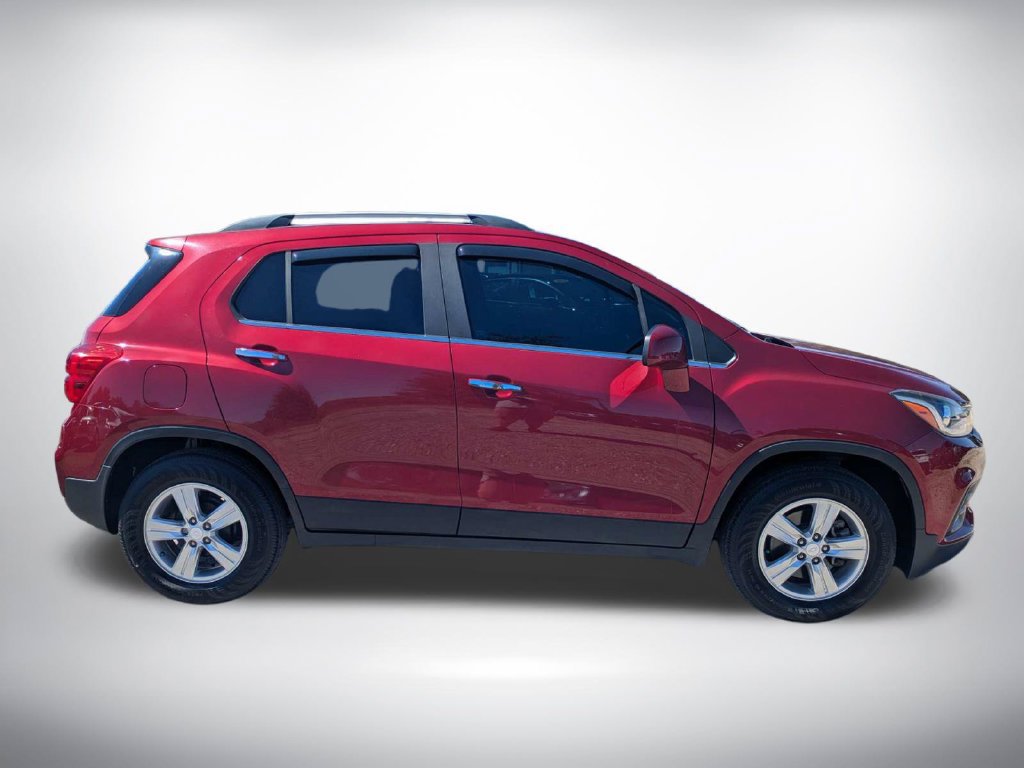 Used 2020 Chevrolet Trax LT w/ Driver Confidence Package FWD image 2