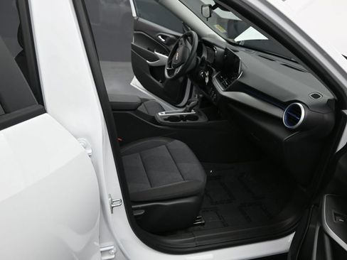 Used 2024 Chevrolet Trax LS w/ LS Convenience Package FWD image 21