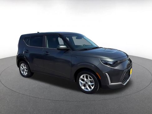 Used 2023 Kia Soul LX w/ Option Group 015 FWD image 2