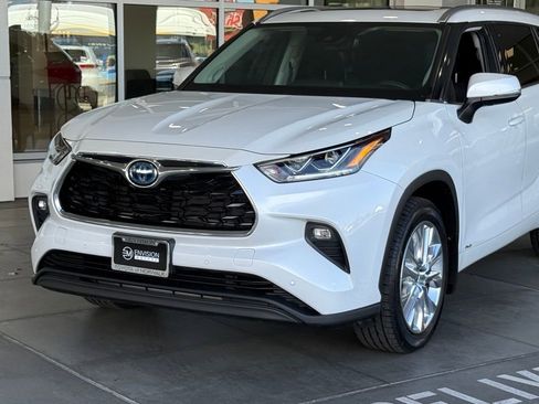 Used 2022 Toyota Highlander Limited AWD/4WD image 3